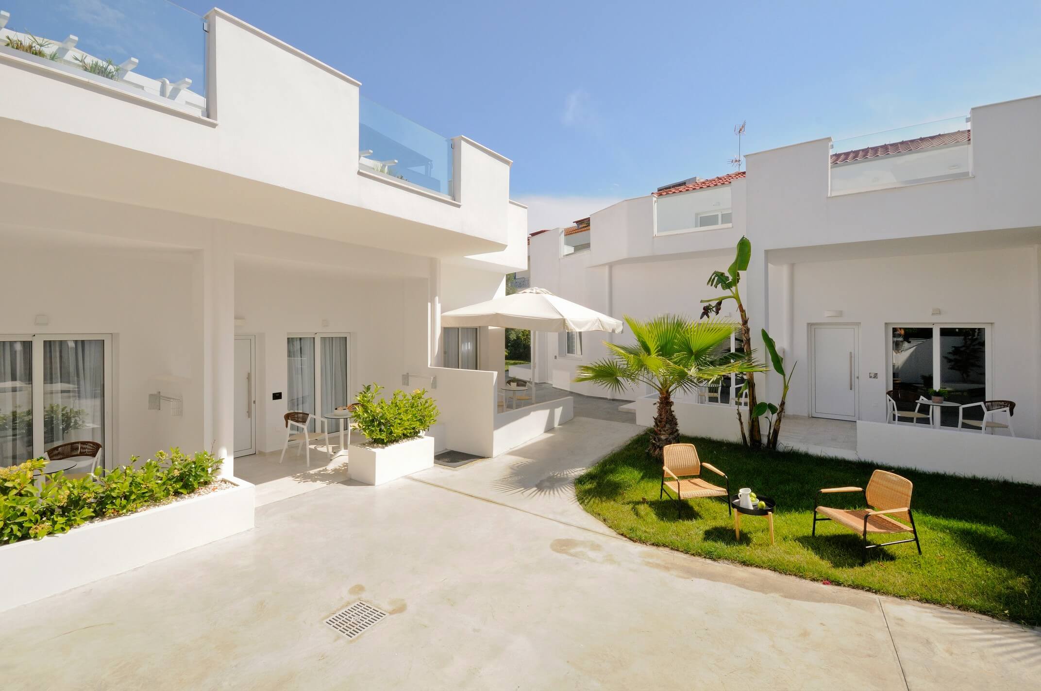 Tiara Holidays - Lefko Suites - dvorište